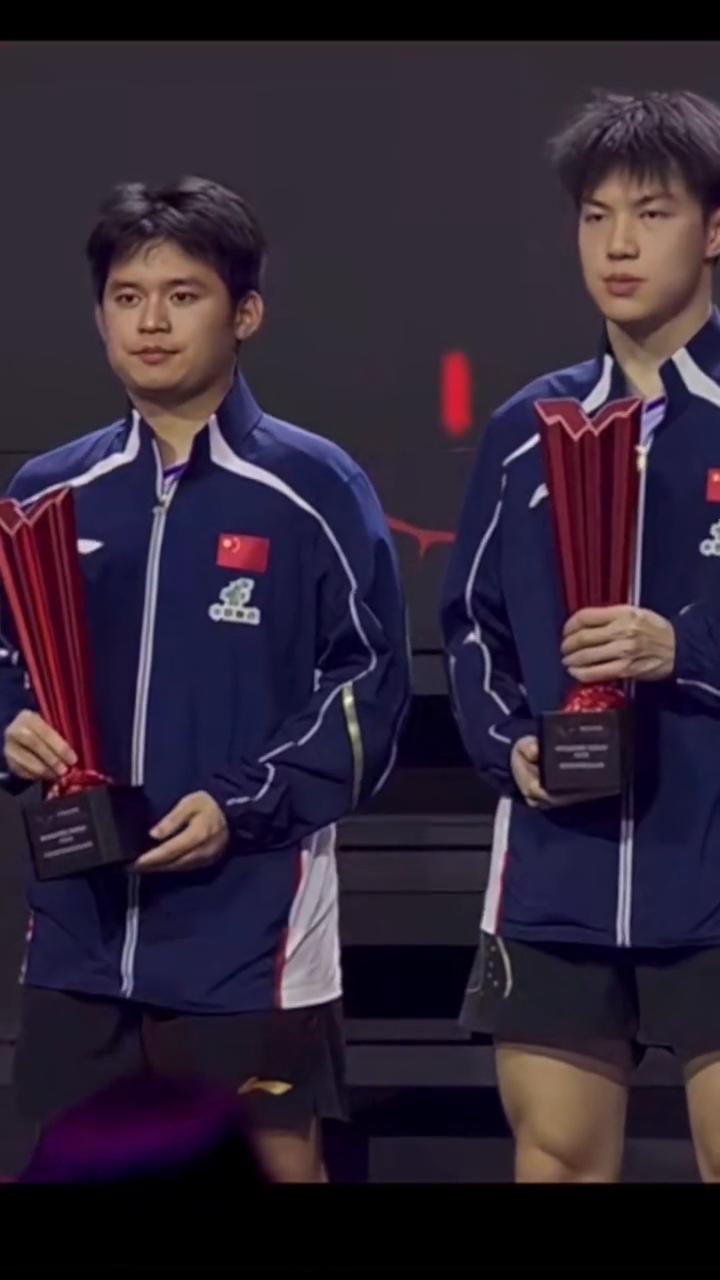 刘国梁为勒布伦兄弟颁发冠军奖杯，林诗栋/黄友政获得男双亚军。嘉宾合影时刘国梁主动