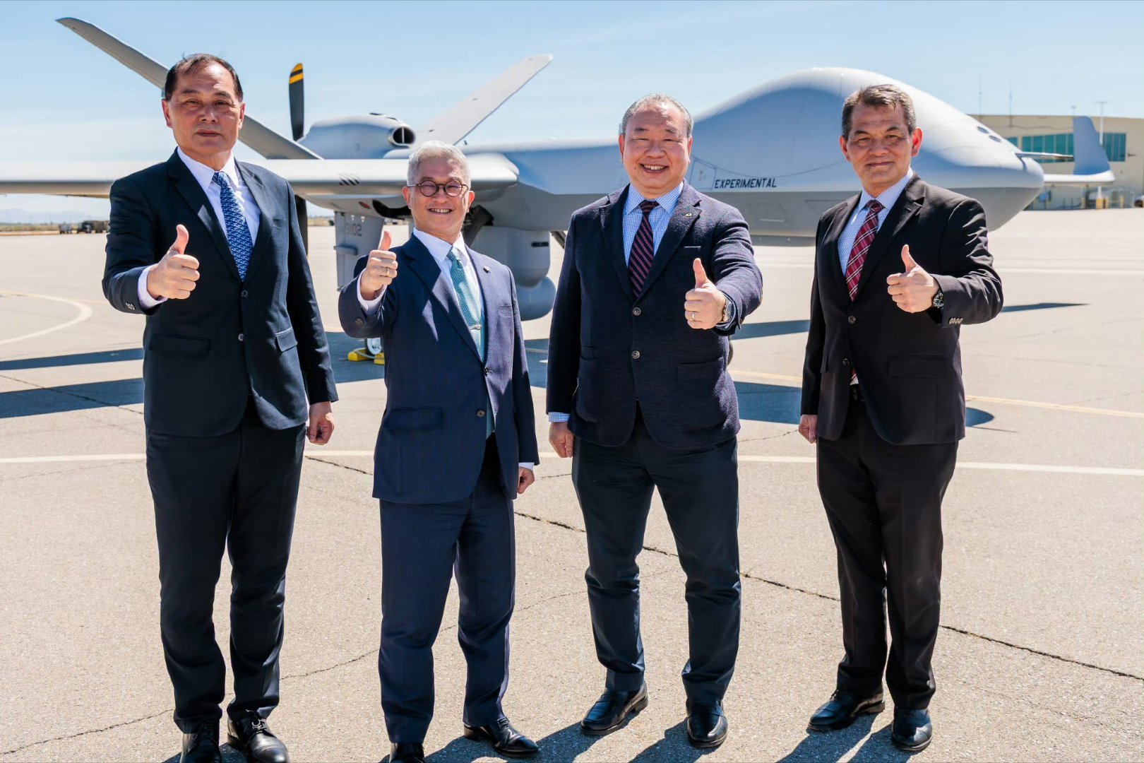 美国当地时间3月17日，台军和台驻美高官一起出席了台军首批2架MQ9B无人机交机