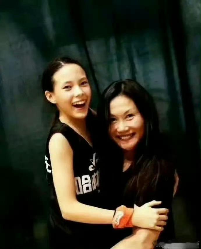 谷爱凌原来是黑发，为了混血才染的发 ​​​