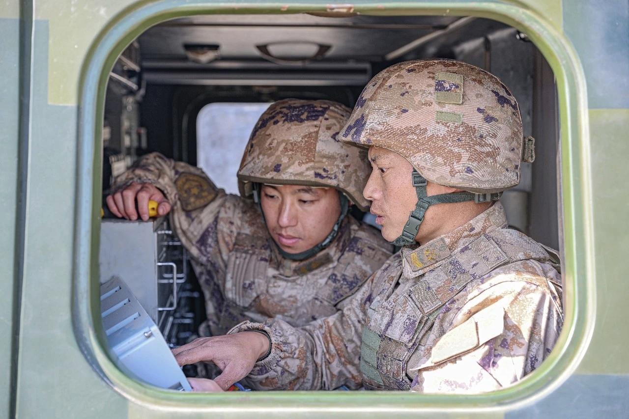 入伍以来，杨洪亮先后5次被评为“优秀士兵”，2次荣立个人三等功。如今，杨洪亮成为