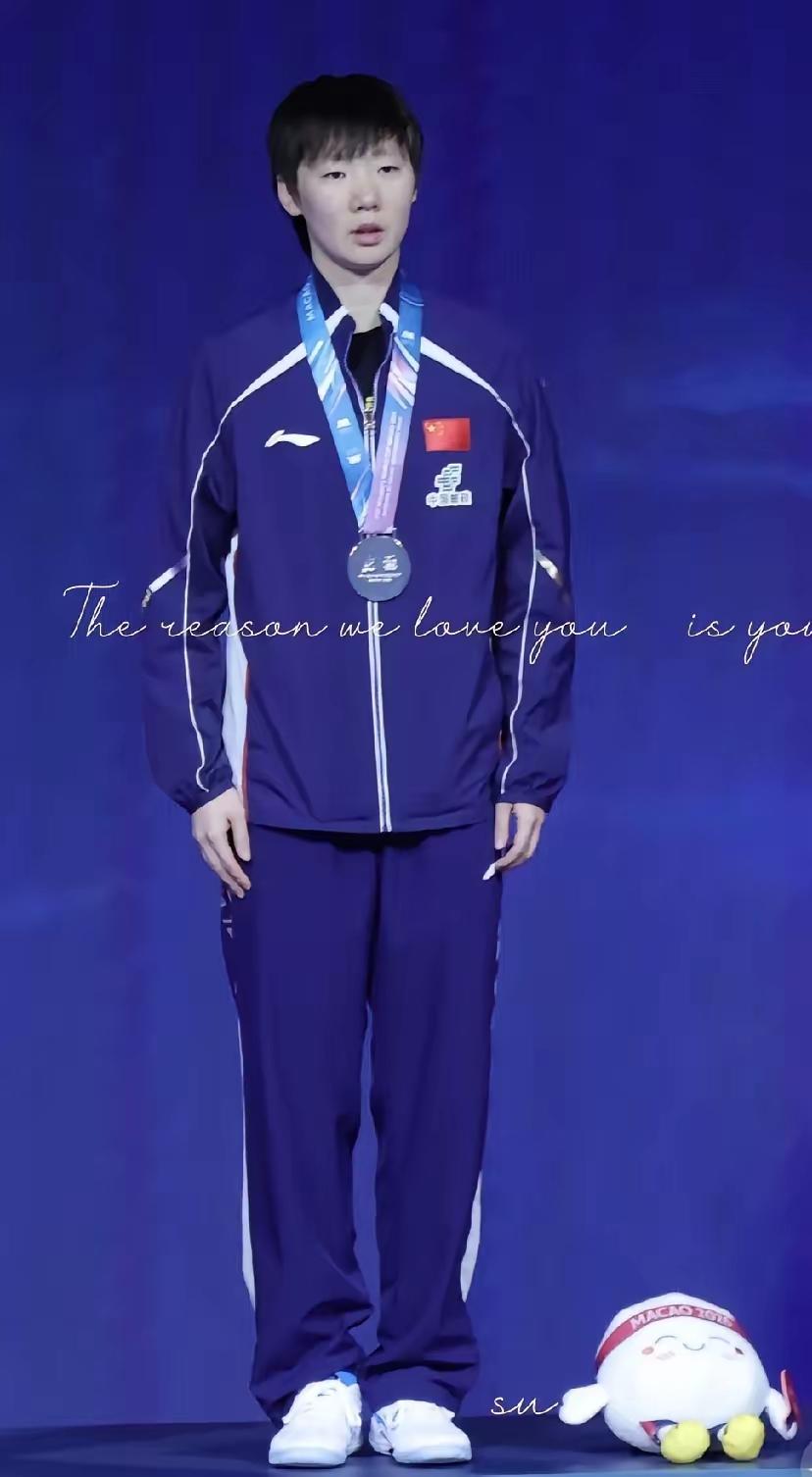 就看王曼昱在澳门世界杯女单颁奖礼上升国旗奏国歌时双手规规矩矩贴在裤线上，站的笔直