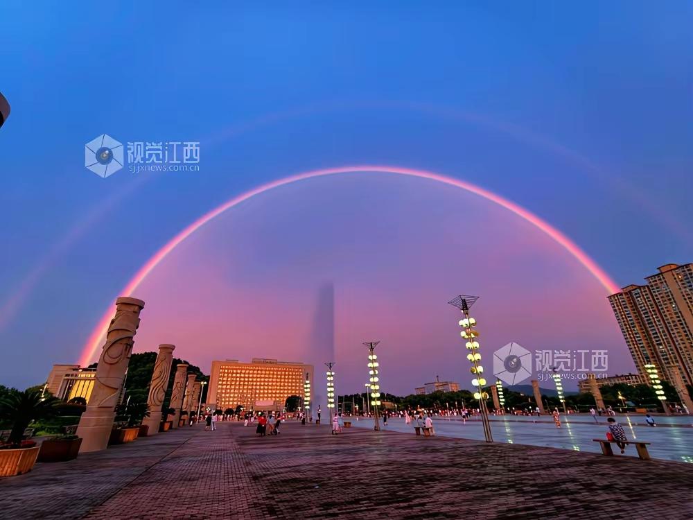 双彩虹，这也很奇迹吧——

大家看，这是江西分宜县广场实拍。暴风雨过后，竟然出现