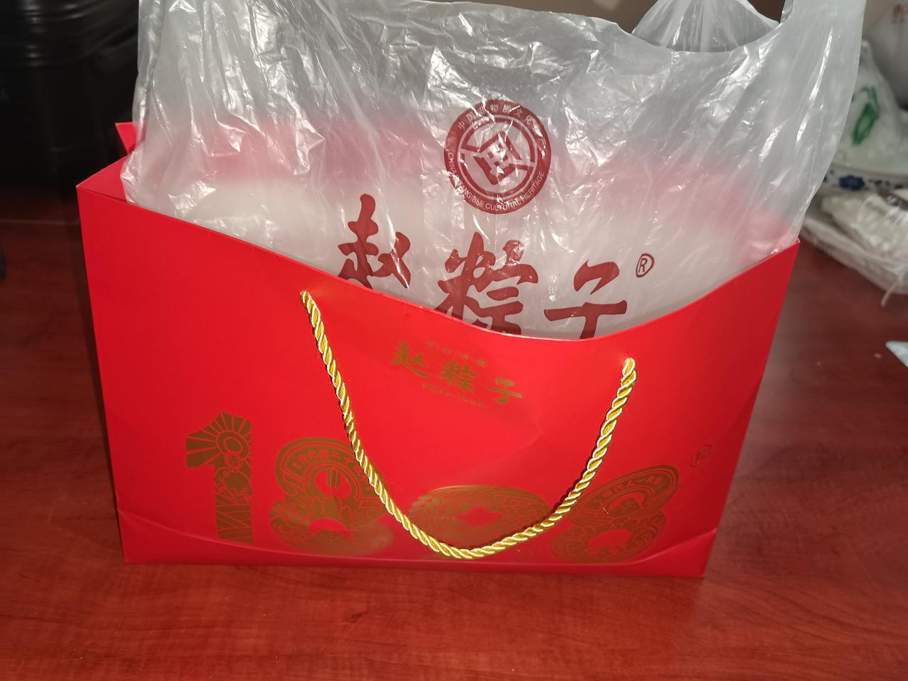 高兴！昨天家人给我送来了一提“赵粽子”，让我提前感受了别样的端午节！

平时我不