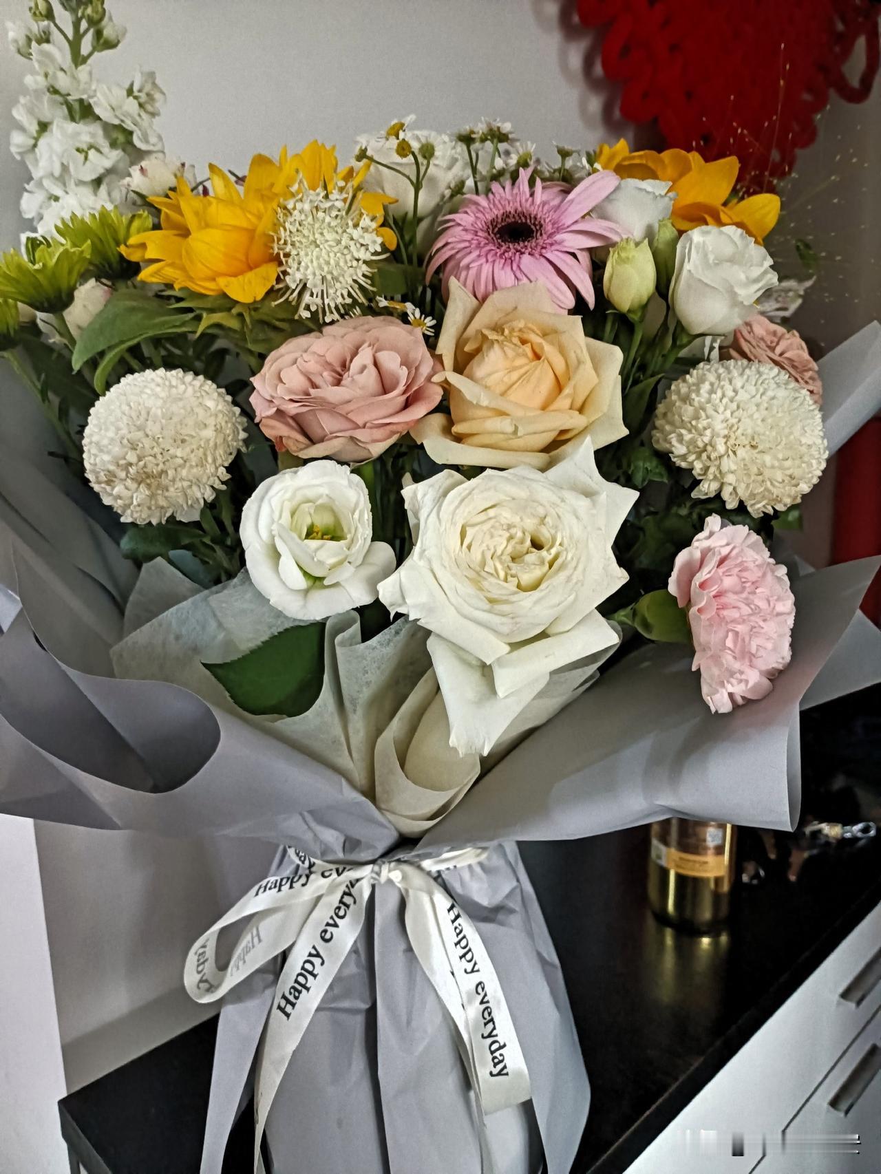 世界薄凉，偶尔温暖，很值得记录，今日份美好，鲜花花束互赠友谊。

今日生活小确幸
