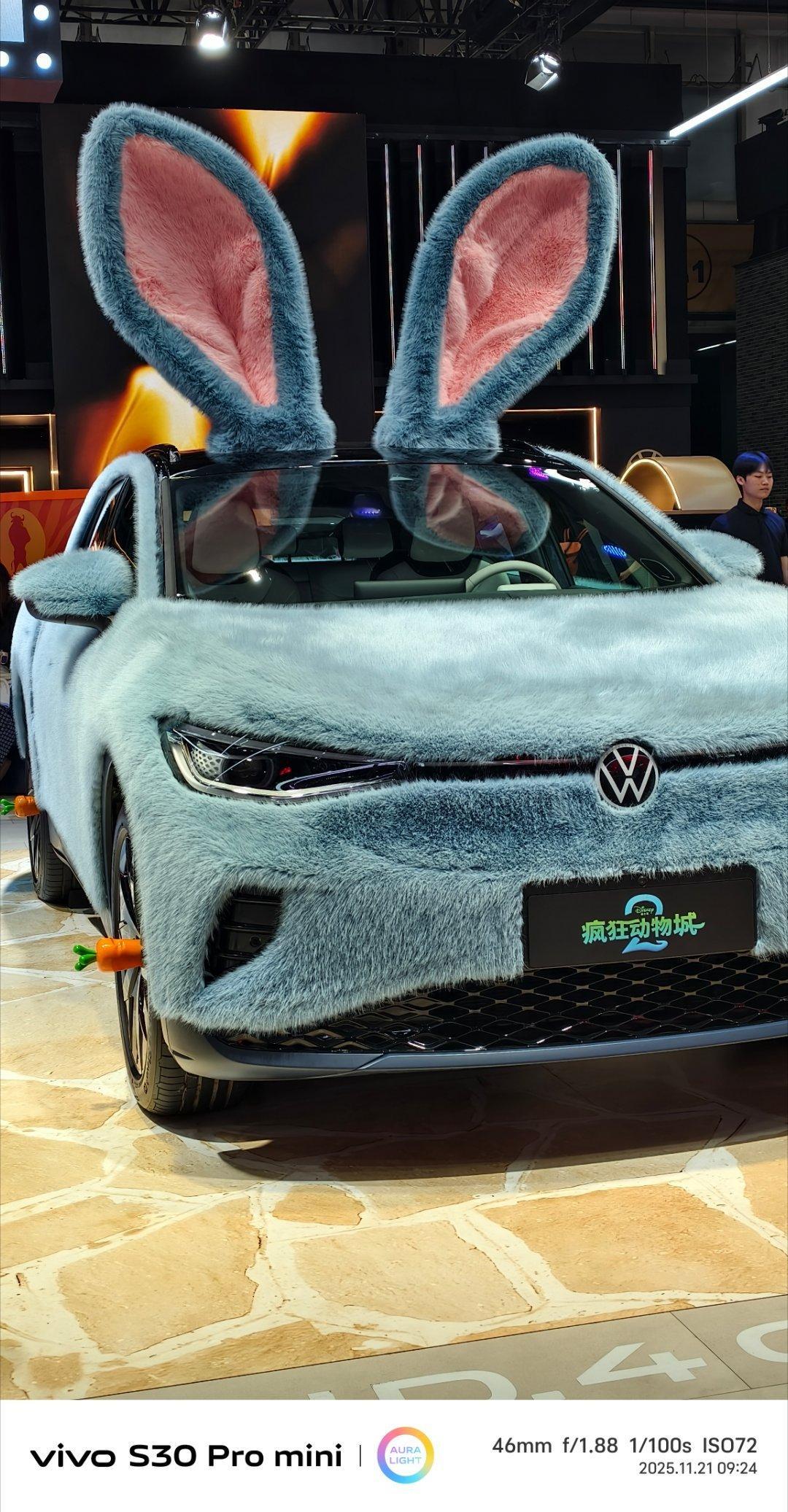 在看到几台奇奇怪怪的车～大概是广州的11月天气变化太快了吧，有的穿上了毛衣，有的