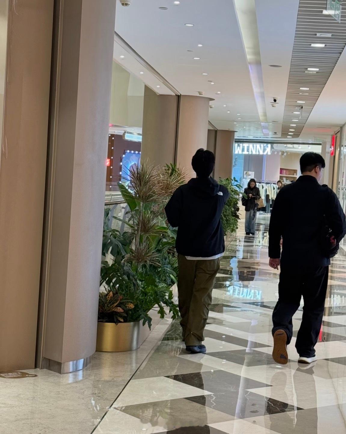 上海商场偶遇朴宝剑全上海都偶遇了朴宝剑 我现在有急事要去上海一趟