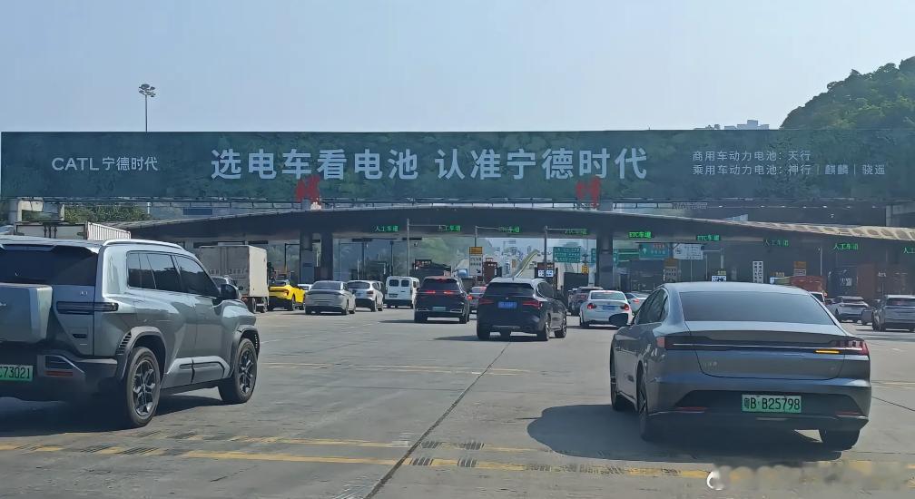 我发现很多公司的广告都差不多比如华为的买车就买乾崑智驾，宁德的选电车看电池认准宁