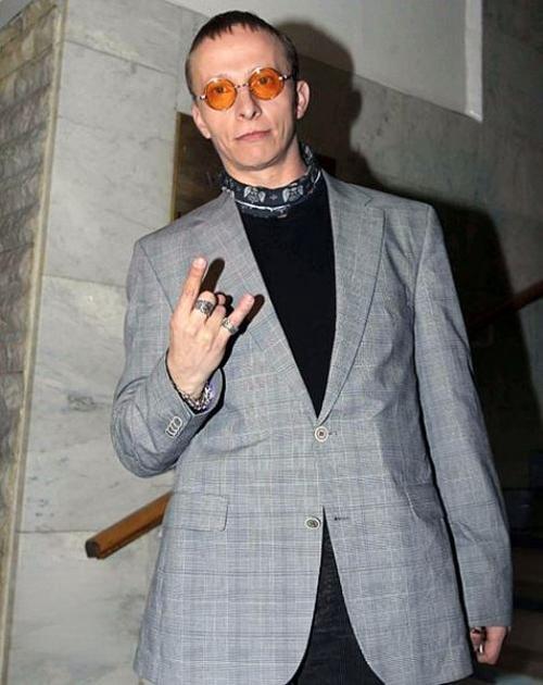 俄罗斯著名演员伊万·阿赫洛贝斯金履行了自己的承诺，
 
最近俄罗斯演艺圈的一则旧