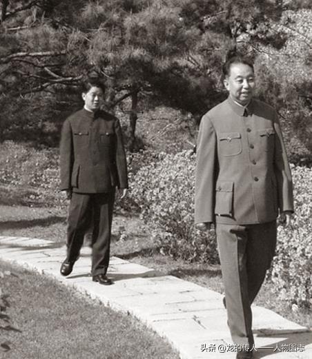 1978年5月，华国锋在朝鲜访问，和曹万贵在下榻的国宾馆内散步。
