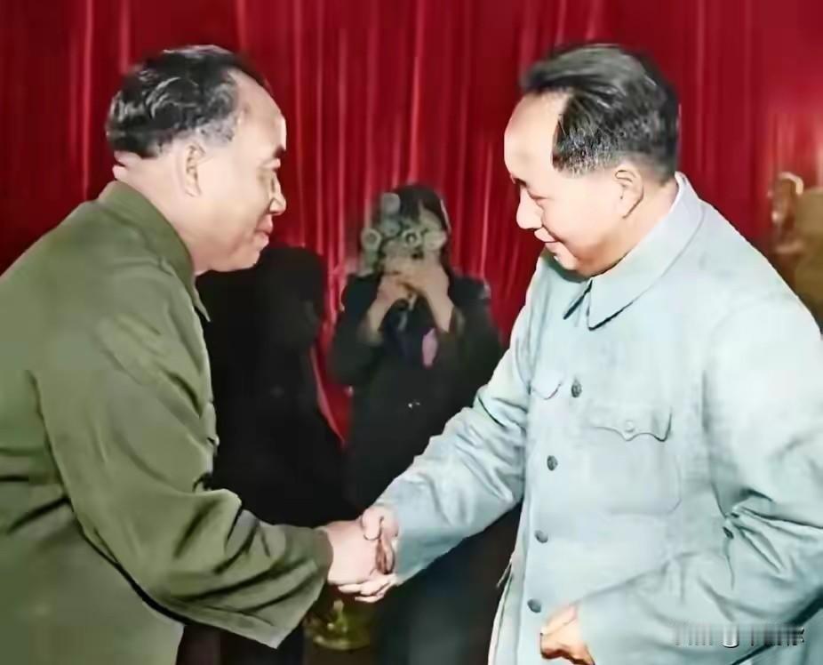 一张老照片，为什么能让人停下脚步？两双大手，紧紧相握。微笑与注目，满屏都是信任。