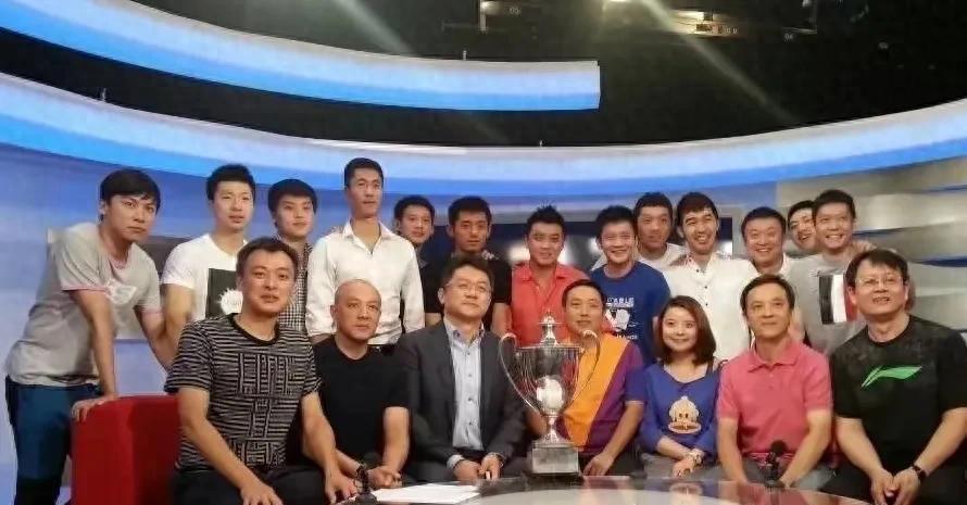 这张大合照中，我认出了斯韦思林杯后的刘国梁，文质彬彬的央视名嘴张斌，帅气的秦志戬