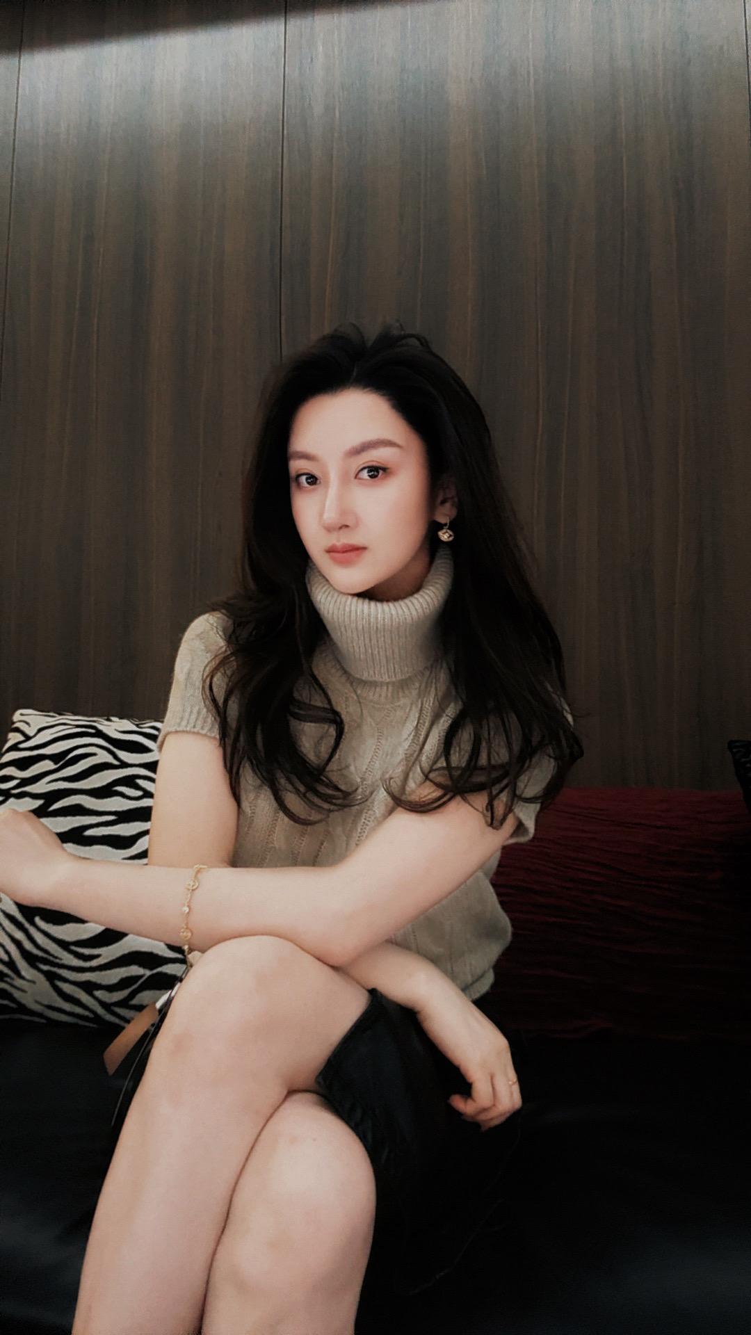 当人群里再也没有你想要的东西 你自然就不会往人群里挤了 心有所属时才会...