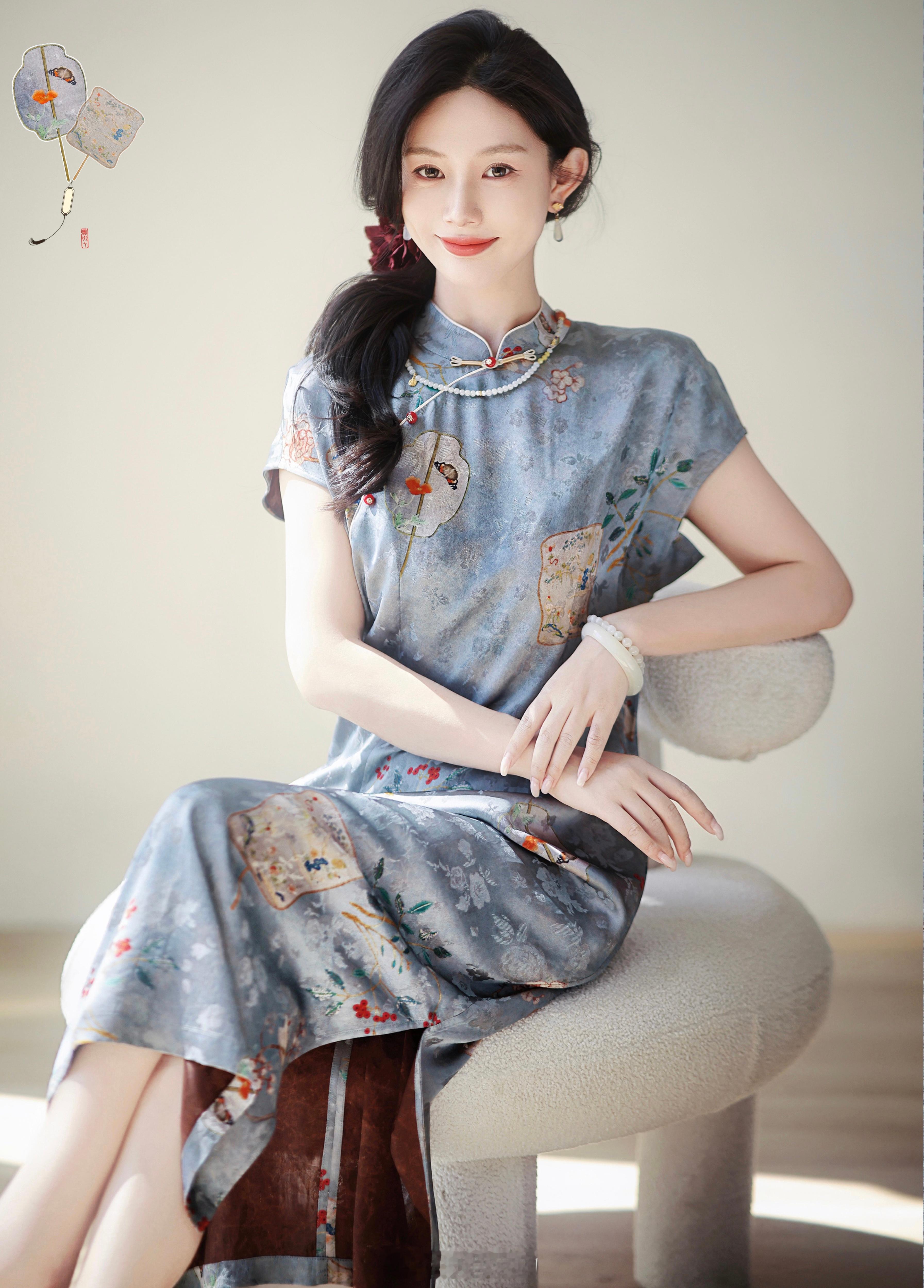 想把这旗袍焊在身上啊啊！绝美的团扇印花 像一幅画似的哈哈哈[憧憬] ​​​