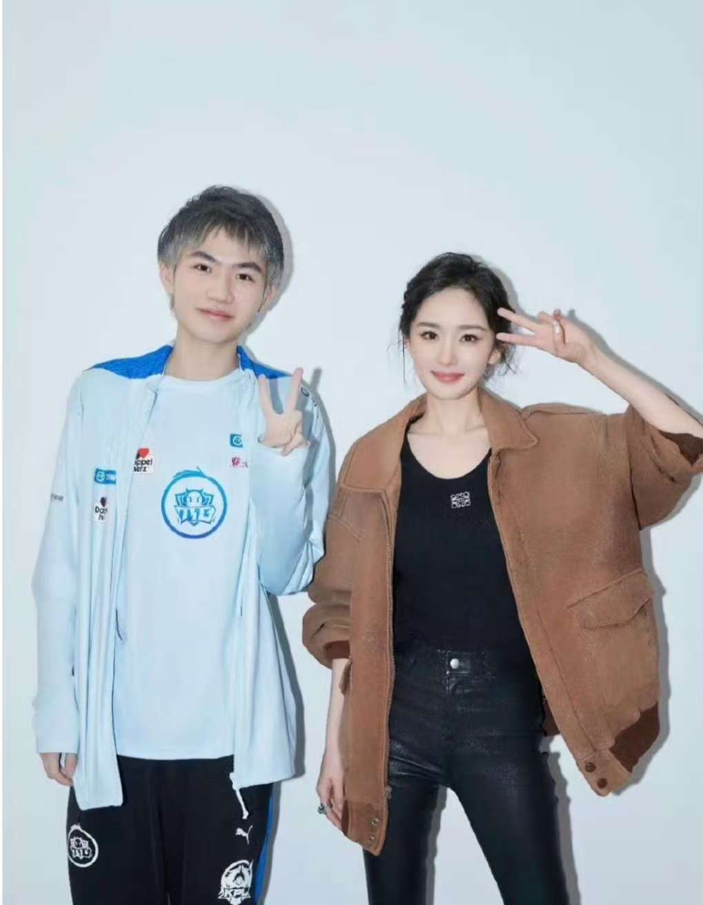 九尾是找杨幂约的稿吗九尾头像居然是找杨幂约的手绘稿还带专属签名，狠狠泛起柠檬味，