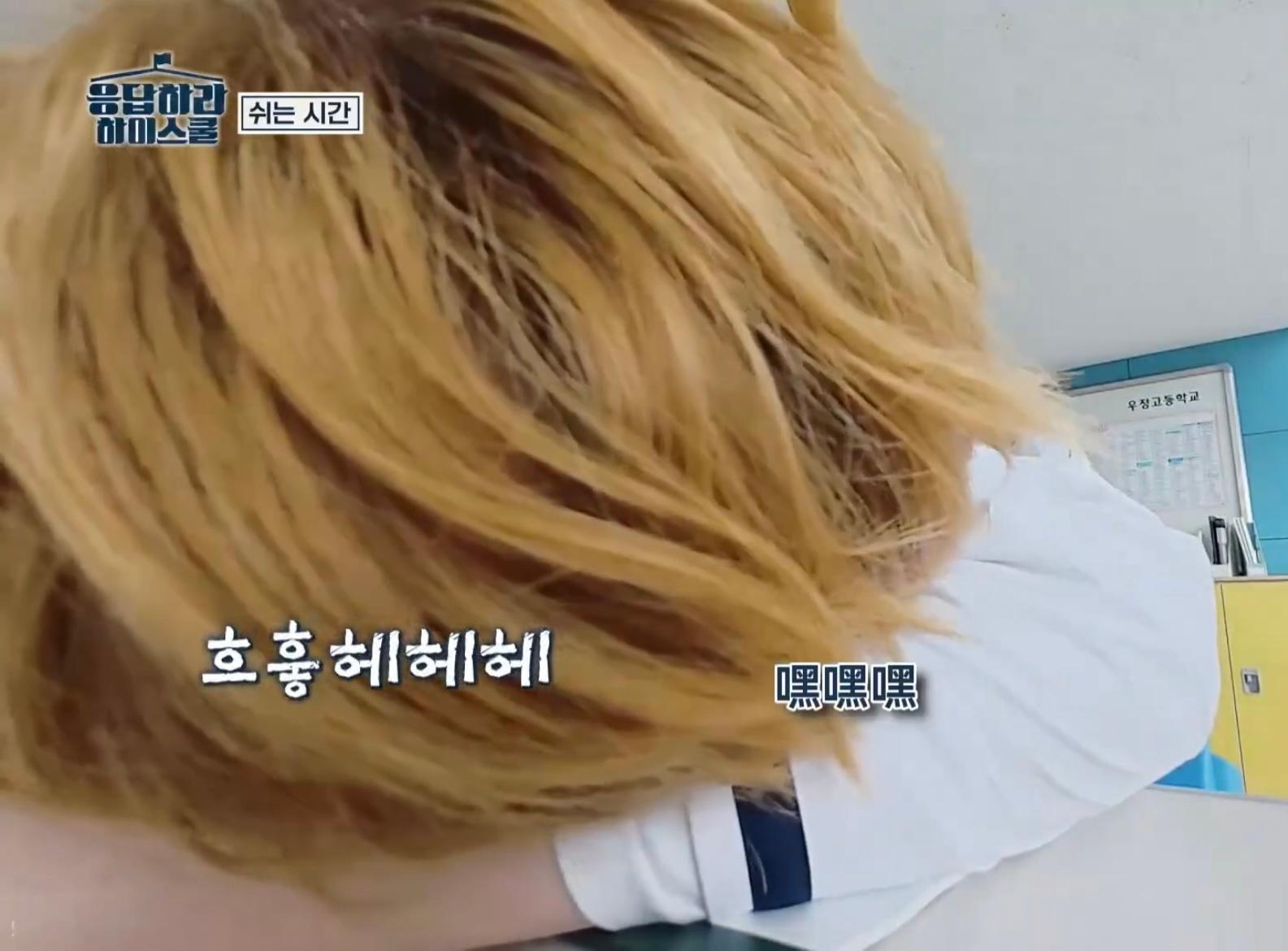 上学的时候你要是敢这么睡在我旁边我保证你一根头发也别想剩下 