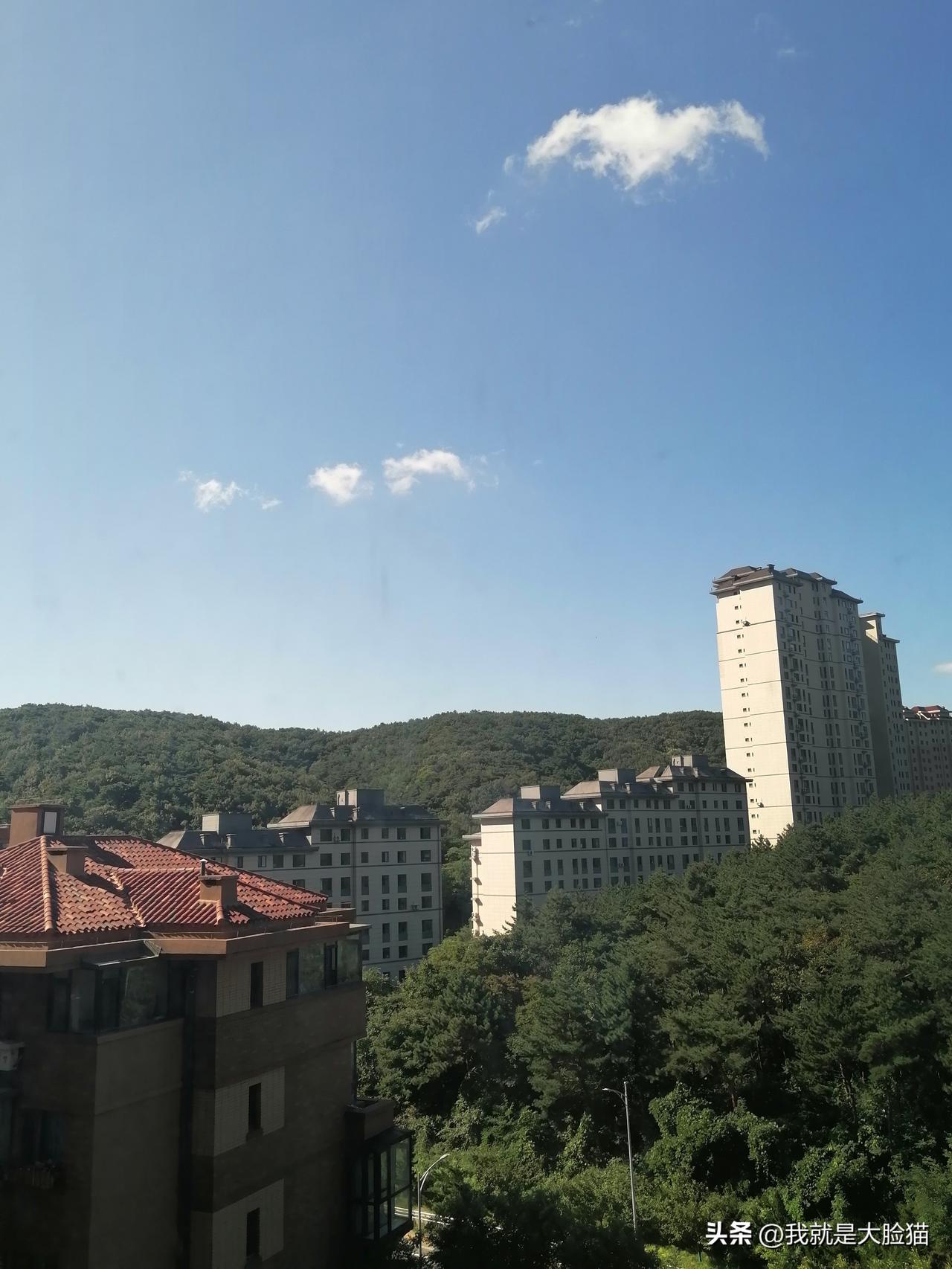 刚刚拍下的；空中的云如同魔术师在变魔术…一会儿云卷云舒，一会儿形成独朵享受，更惊