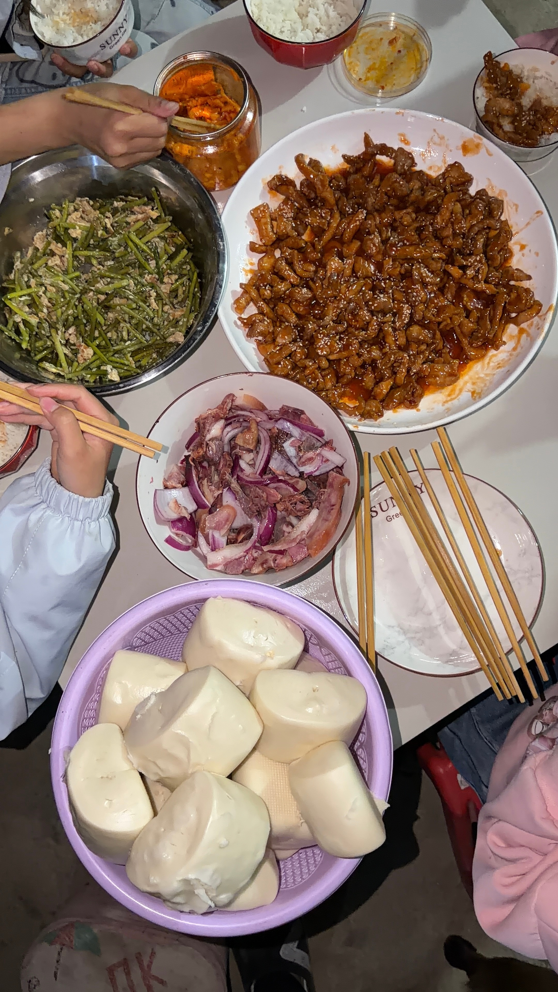 今天做的小孩菜 - 糖醋里脊，还有蒜苔炒鸡蛋、凉拌猪头肉，主食馒头、米饭，这菜中