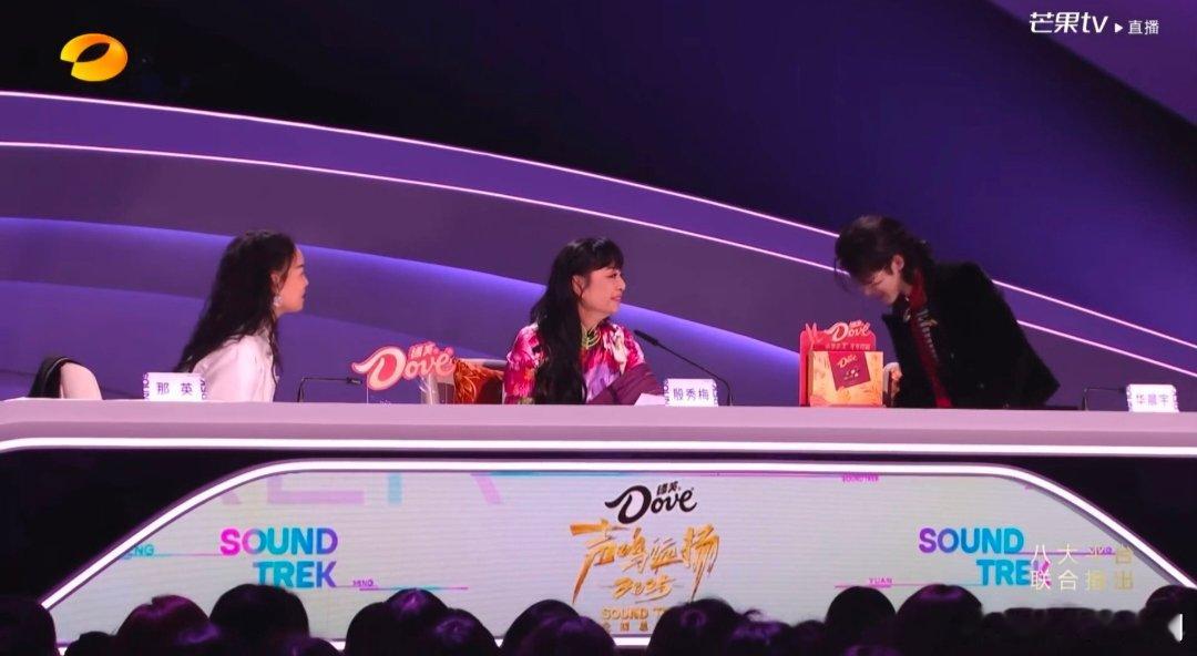 华晨宇撤回一个坐桌子声鸣远扬 何炅主持下的名场面！花花坐桌动作紧急撤回，而选手们