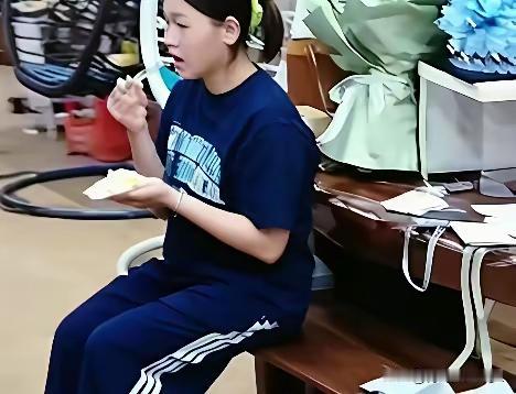 满屋欢声笑语，全红婵静自独坐：冠军之外，她只是盼着回家的孩子
 
赛场之上，她是