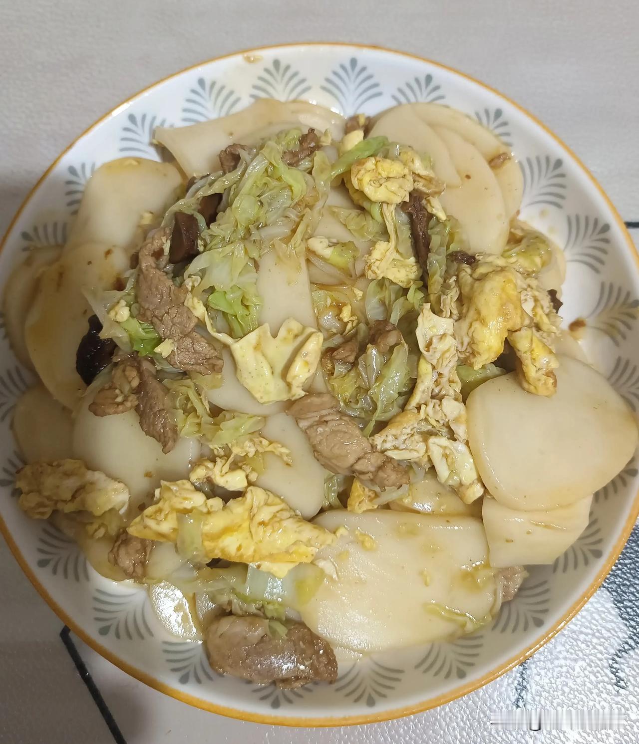 饿了就吃，想吃就炒。
今晚宵夜～～炒白粿。