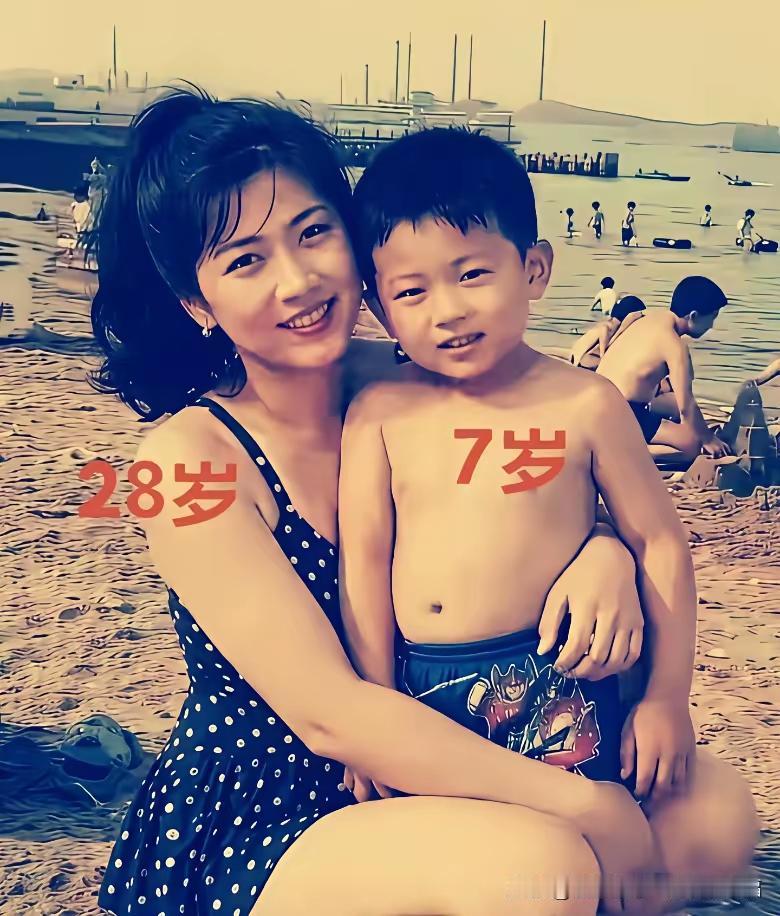 昔日二十八
慈母抱娇娃，
游玩临海岸，
拍照忆留下。
