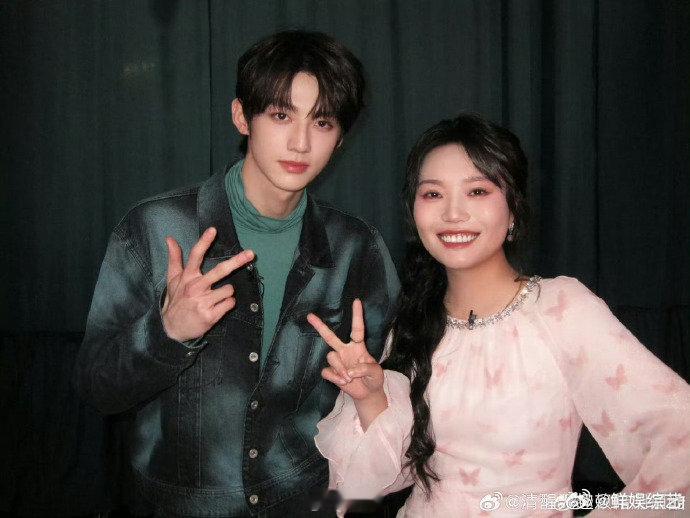 赖伟明抱李雪琴做深蹲 李雪琴可爱慌张，赖伟明沉稳可靠，两人同框又甜又好笑。你好星