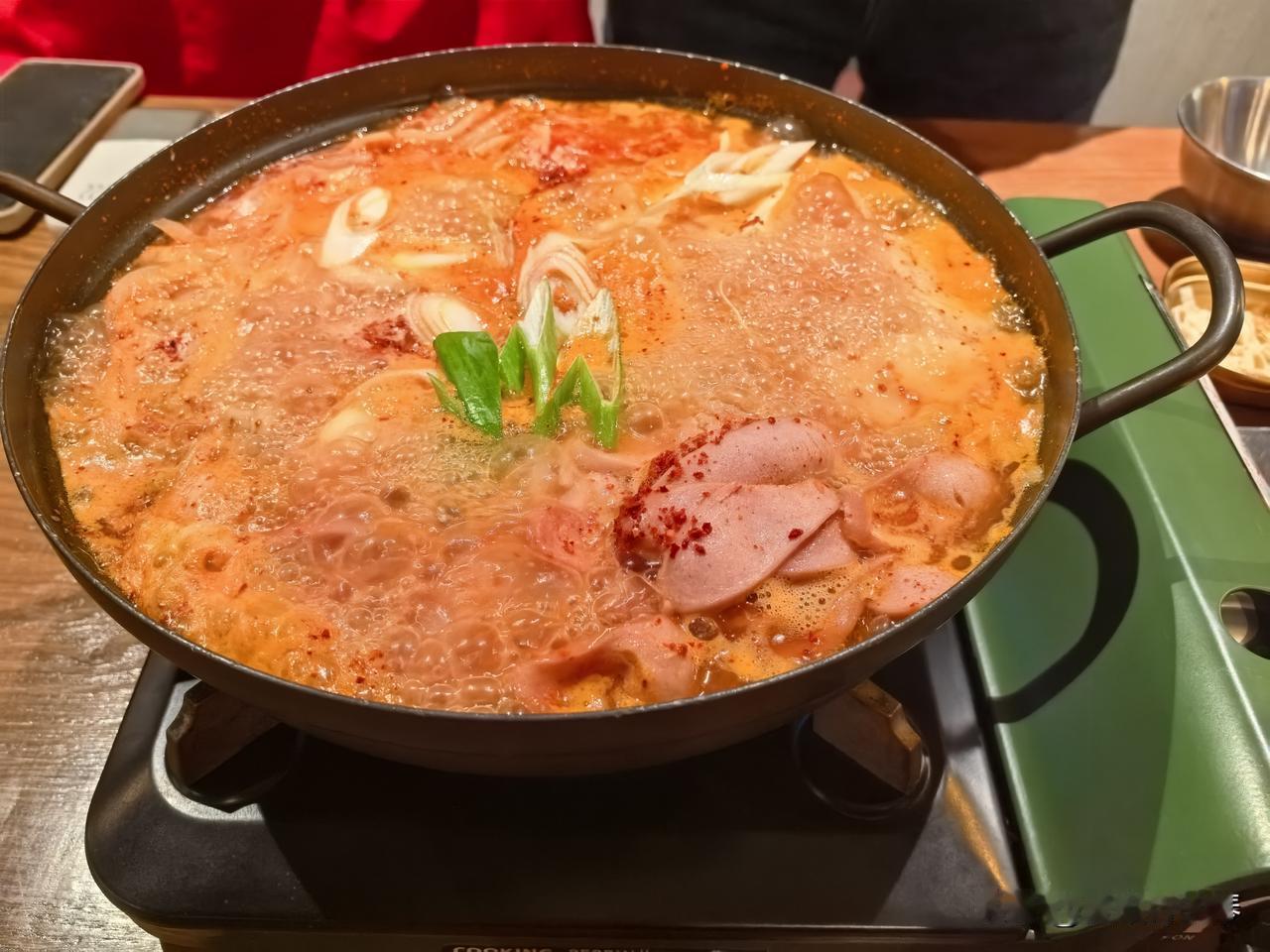 听说这是家本地人也常来的店，主打部队火锅🥘，不知道是不是？？找了家酒店🏨附近