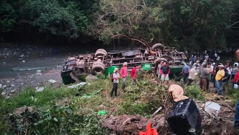 【平安夜返乡酿惨！墨西哥巴士坠深谷8人遇难】海外新鲜事 圣诞前夕，墨西哥东部韦拉