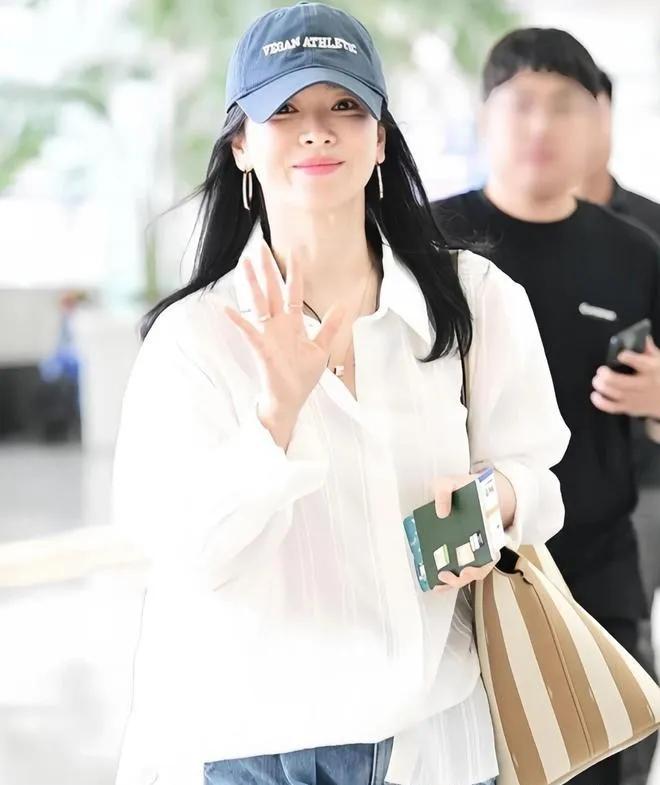 宋慧乔中年穿搭太减龄了
 
宋慧乔这组机场造型好清爽！🤍
白衬衫+牛仔阔腿裤的