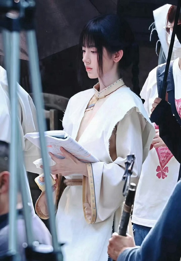 鞠婧祎万花世界孝服路透 鞠婧祎万花世界孝服路透，简单的素色也好看啊，小鞠在冷脸恶