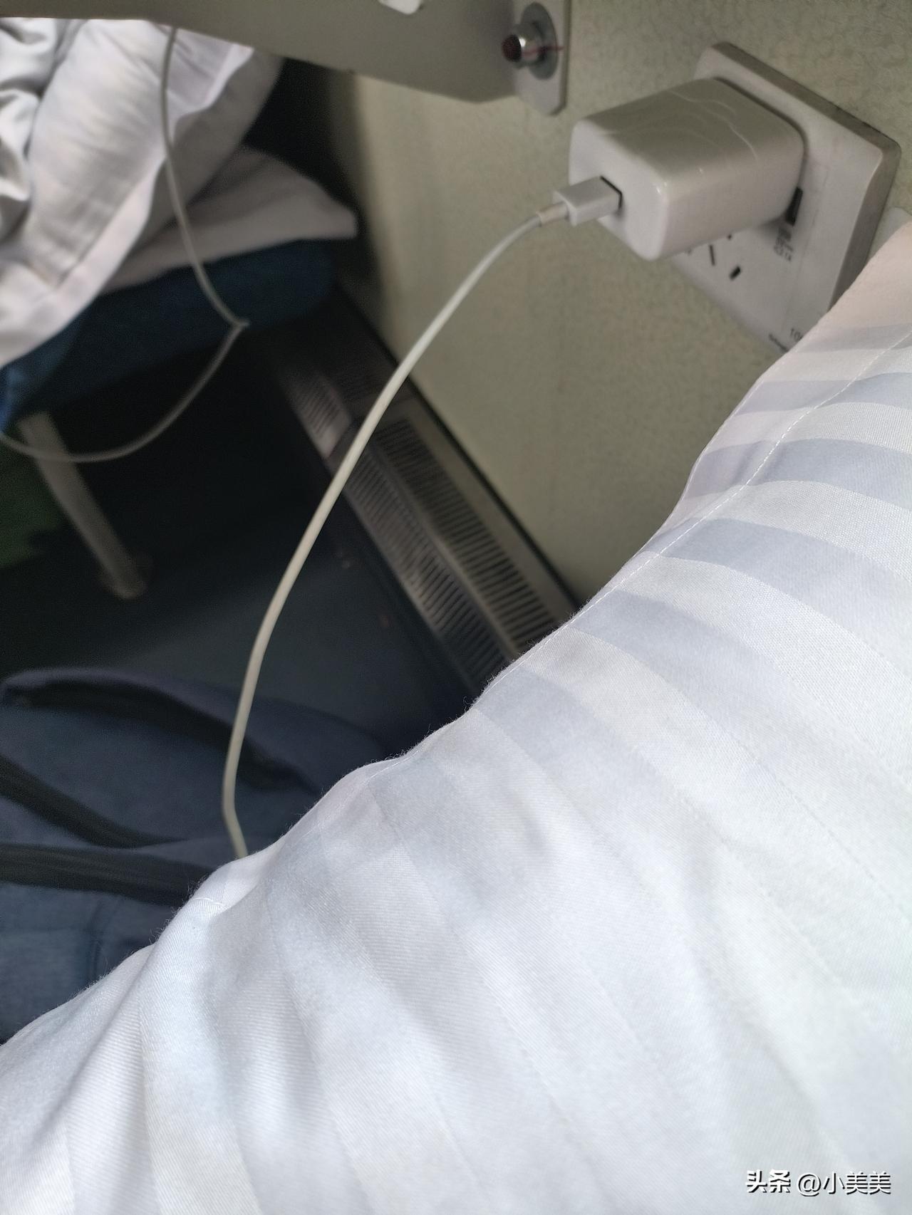我的天，现在火车每个座位上竟然都配备了插座。连充电宝都不用带了。现在的火车这么先