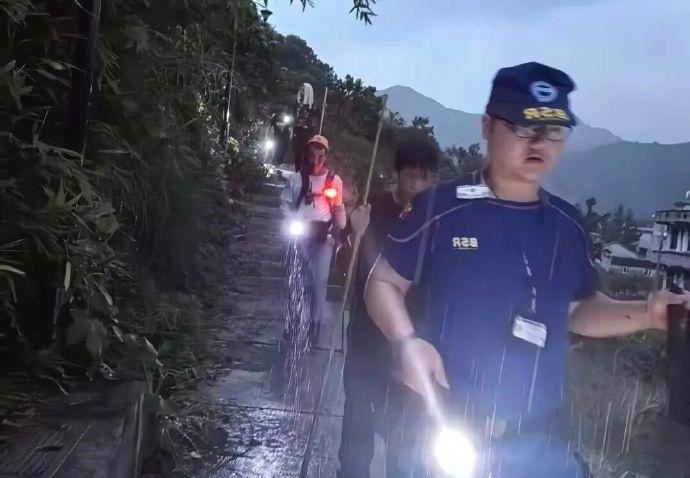 台州蓝色超人在蓝天下的守护险情里逆行，风雨中坚守，蓝色身影守护山海台州，让善意与