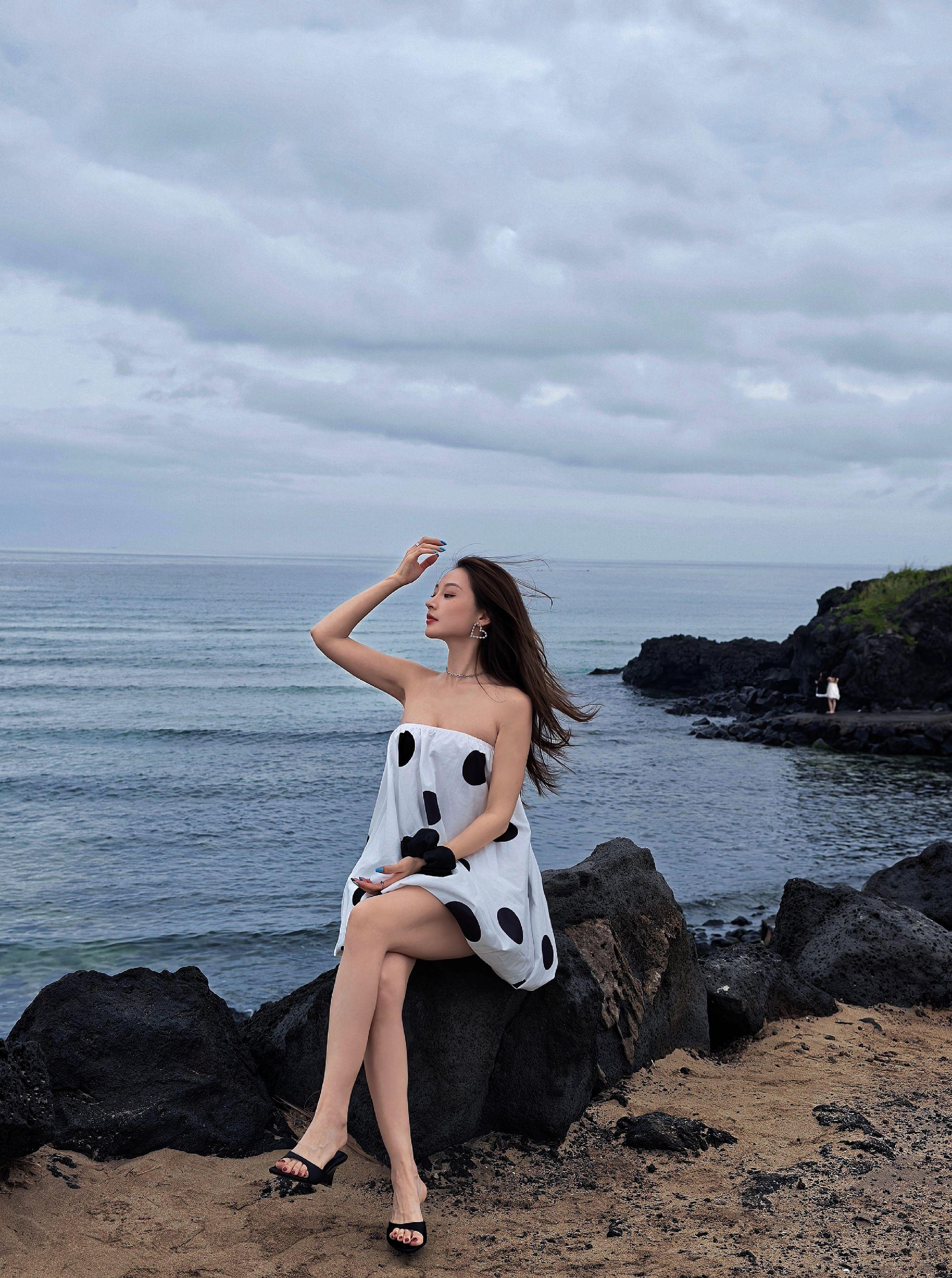 济州岛的浪漫从来不局限于晴天🌊 阴天的咸德海水浴场自带温柔滤镜 朦胧...