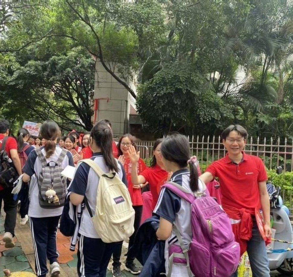 为圆丈夫大学梦妻子公益助考4年看到毛艳辉为圆丈夫大学梦坚持助考14年，资助的4个