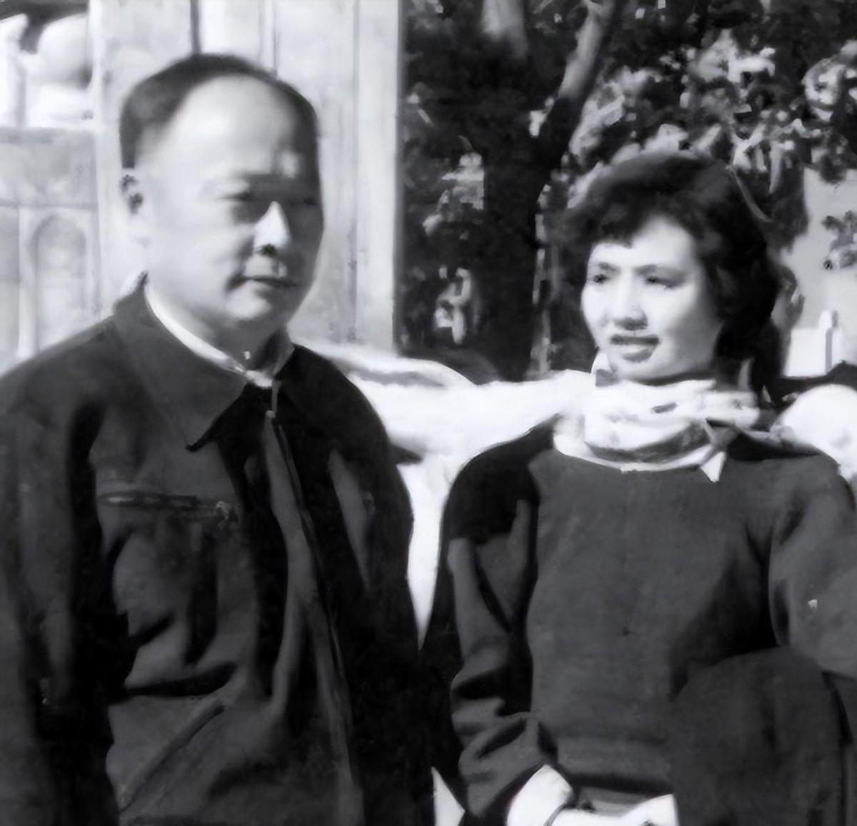 60年代陈毅一家人的珍贵合影，陈老总不怒自威，妻子张茜很爱笑

“珊珊，别揪你爸