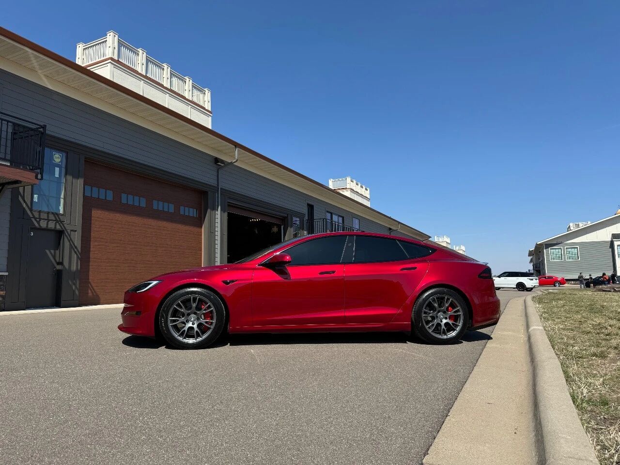 今天刷短视频，看到苗侨伟也开一辆特斯拉Model S。真是开心，喜欢的明星里，又