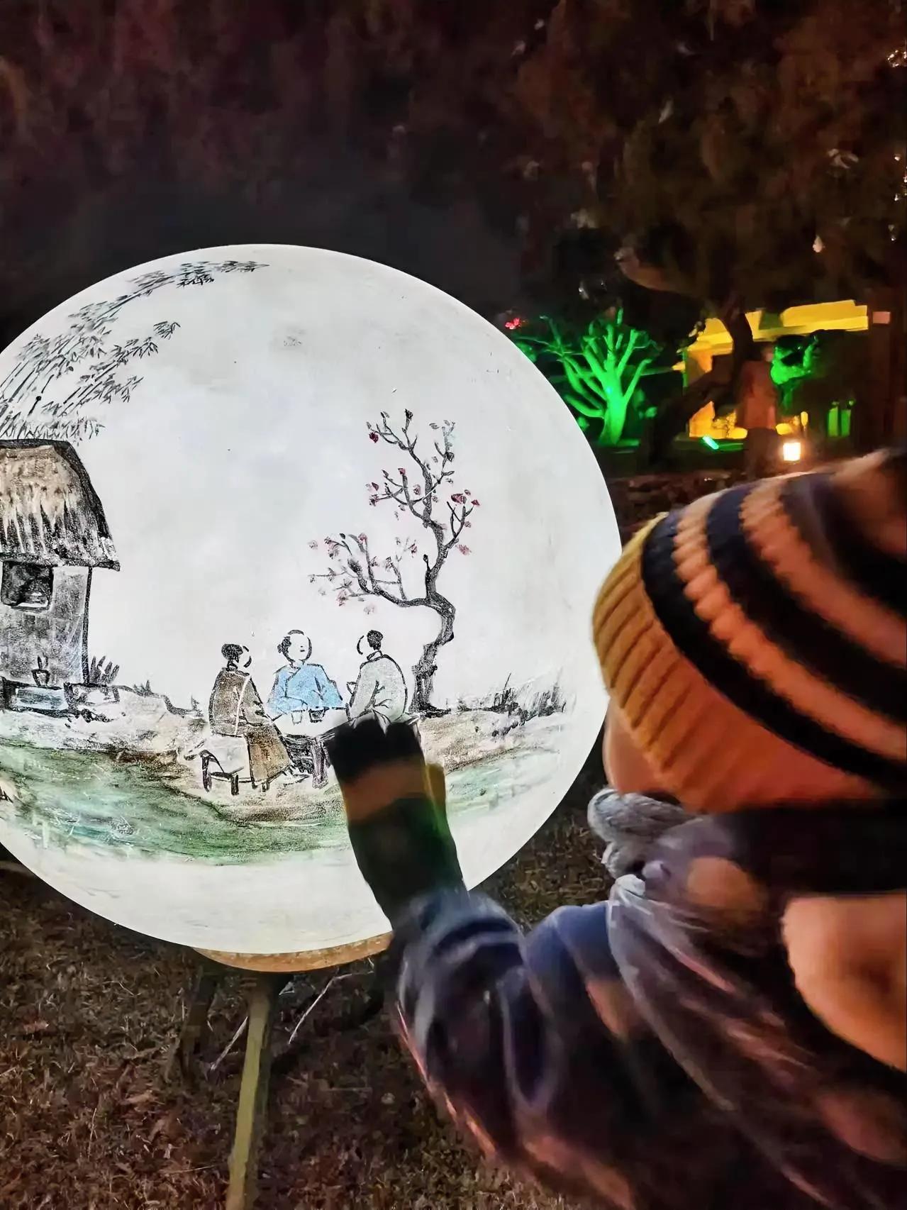 七绝  无题
不是银盘是金盘，
似有玉兔在上边。
阴晴圆缺终有时，
有时如钩有时
