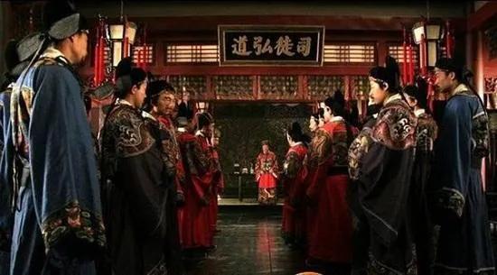 万历年间，朱翊钧有很长一段时间几乎不出现在正式朝会上。当时的臣子写了数不清的奏疏