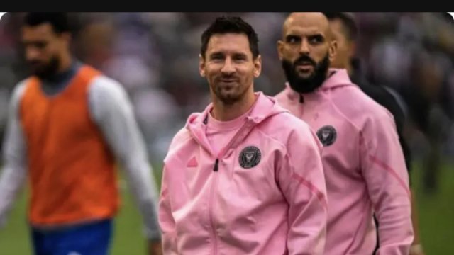 在足球世界的璀璨星河中，梅西，这位阿根廷的足球精灵，曾是无数球迷心中的神话与梦想