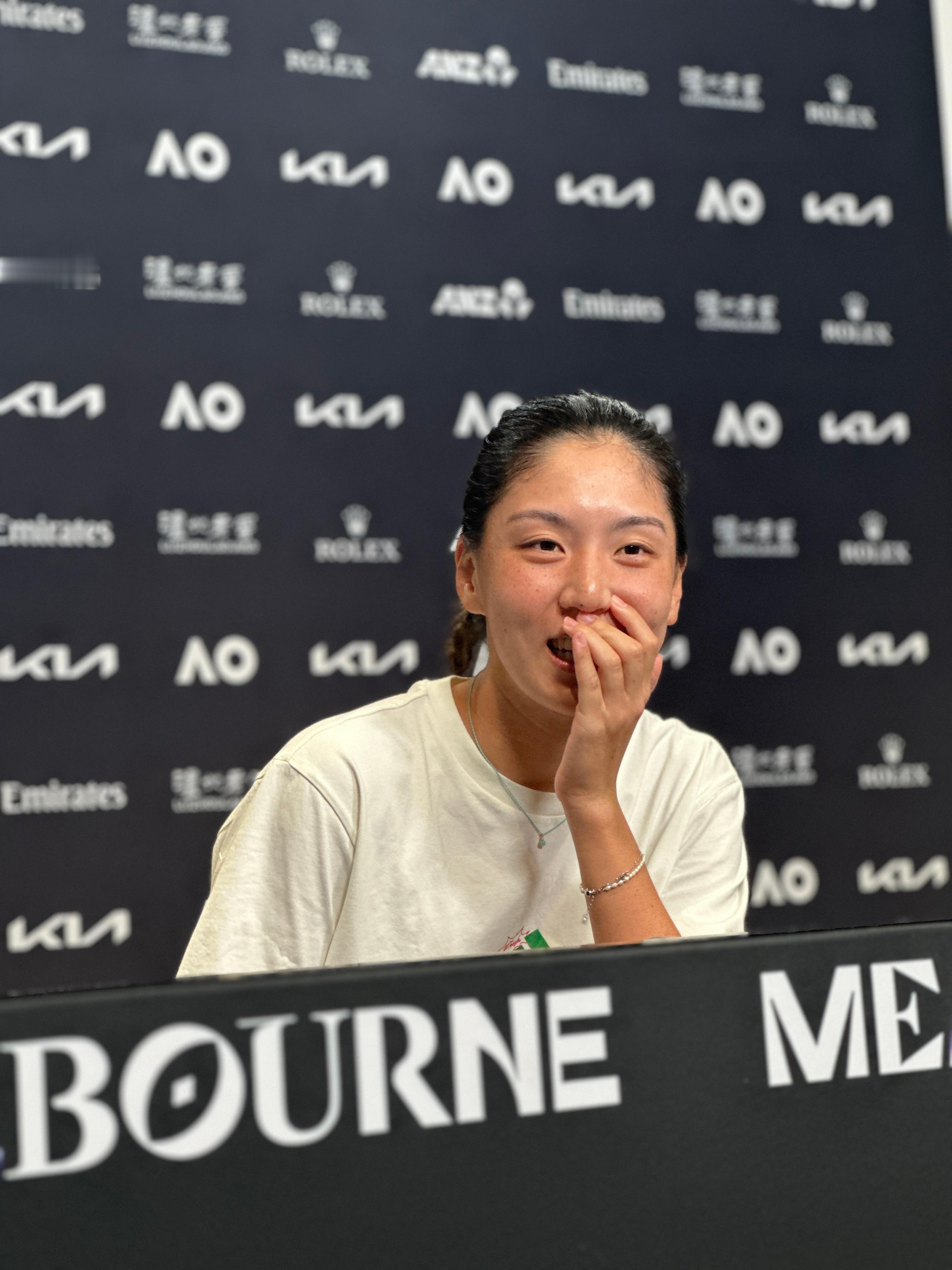 王美丽发球的样子好好看哦！果然是扔掉了护肘（网页链接），今天一场两个6比3速扫的