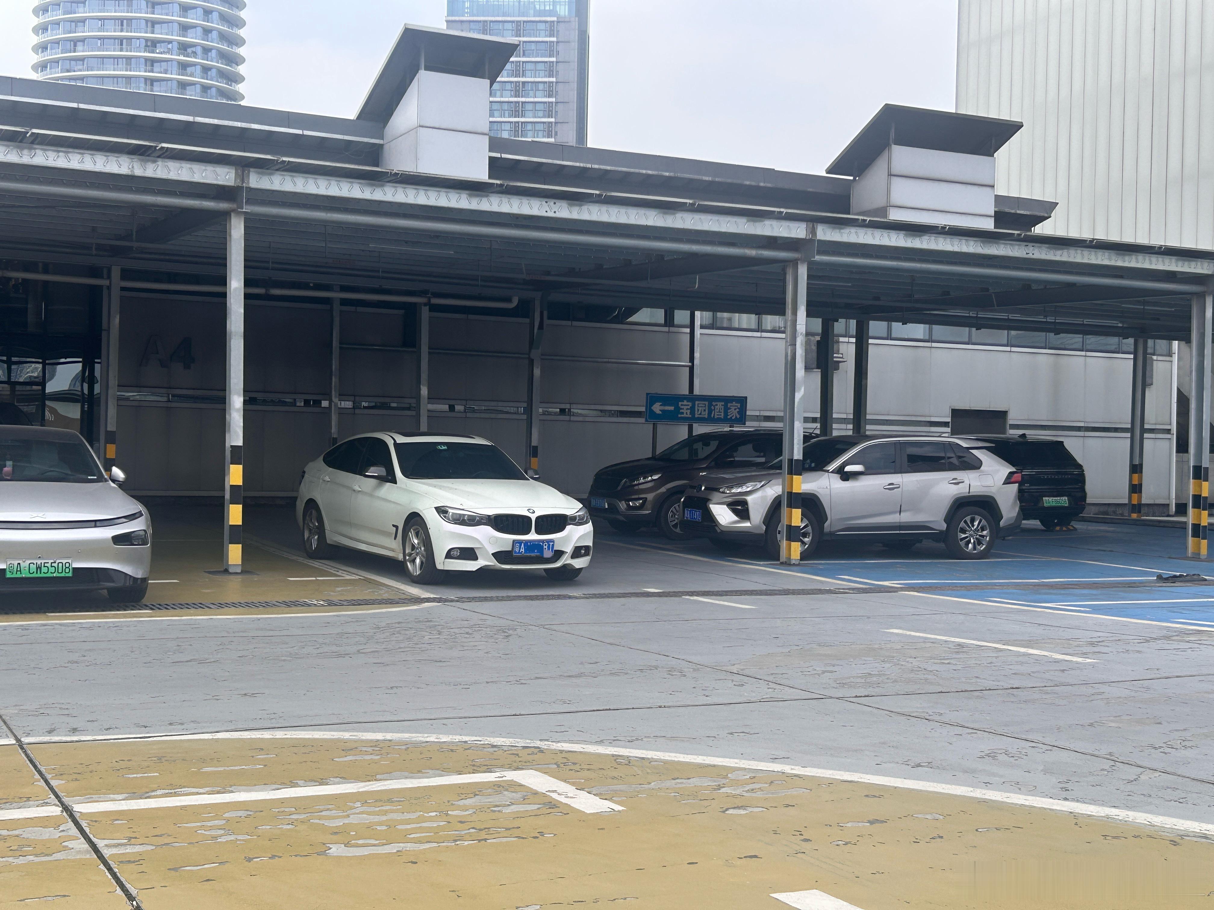 服了某些人，周围全是车位，都能停到出入通道上 ​​​