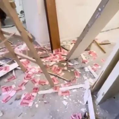 3月13日，四川成都的周先生在翻新二手房时，锤子刚敲开吊顶石膏板，红彤彤的百元大