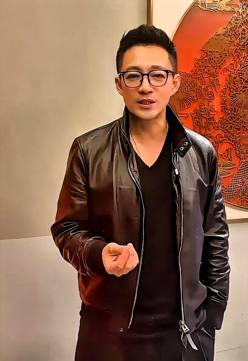 有人说：汪小菲的问题，根本不是张兰教育失败，
而是——他太像他爸了。
 
汪小菲