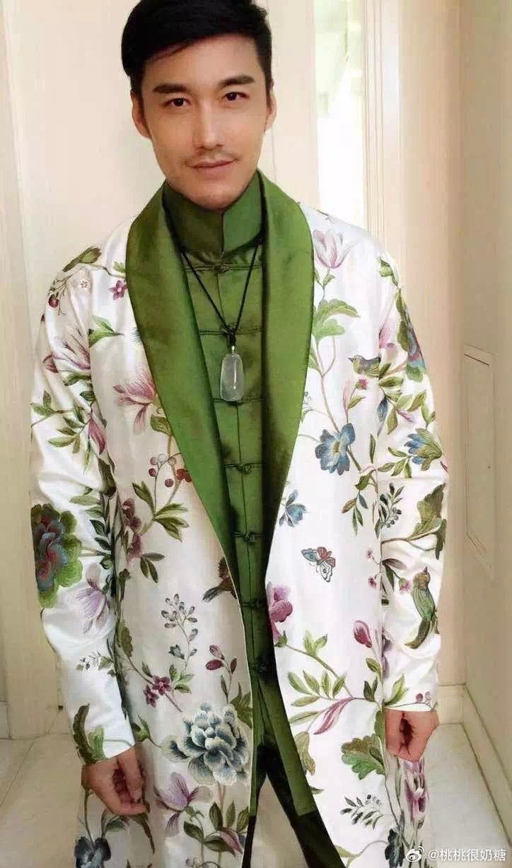 胡兵穿十年前非遗苏绣礼服 震撼！胡兵带着十年前的苏绣战袍踏上米兰街头，每一步都踏