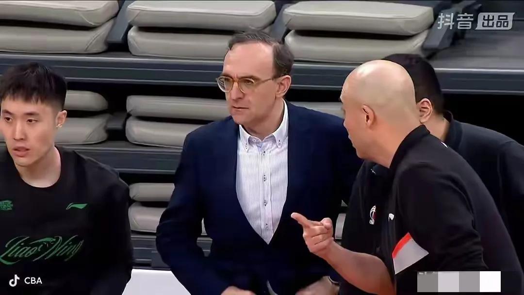 乌戈教练上任后已经取得4连胜了，他和杨鸣执教风格上有4点不同。
1、敢于尝试不同