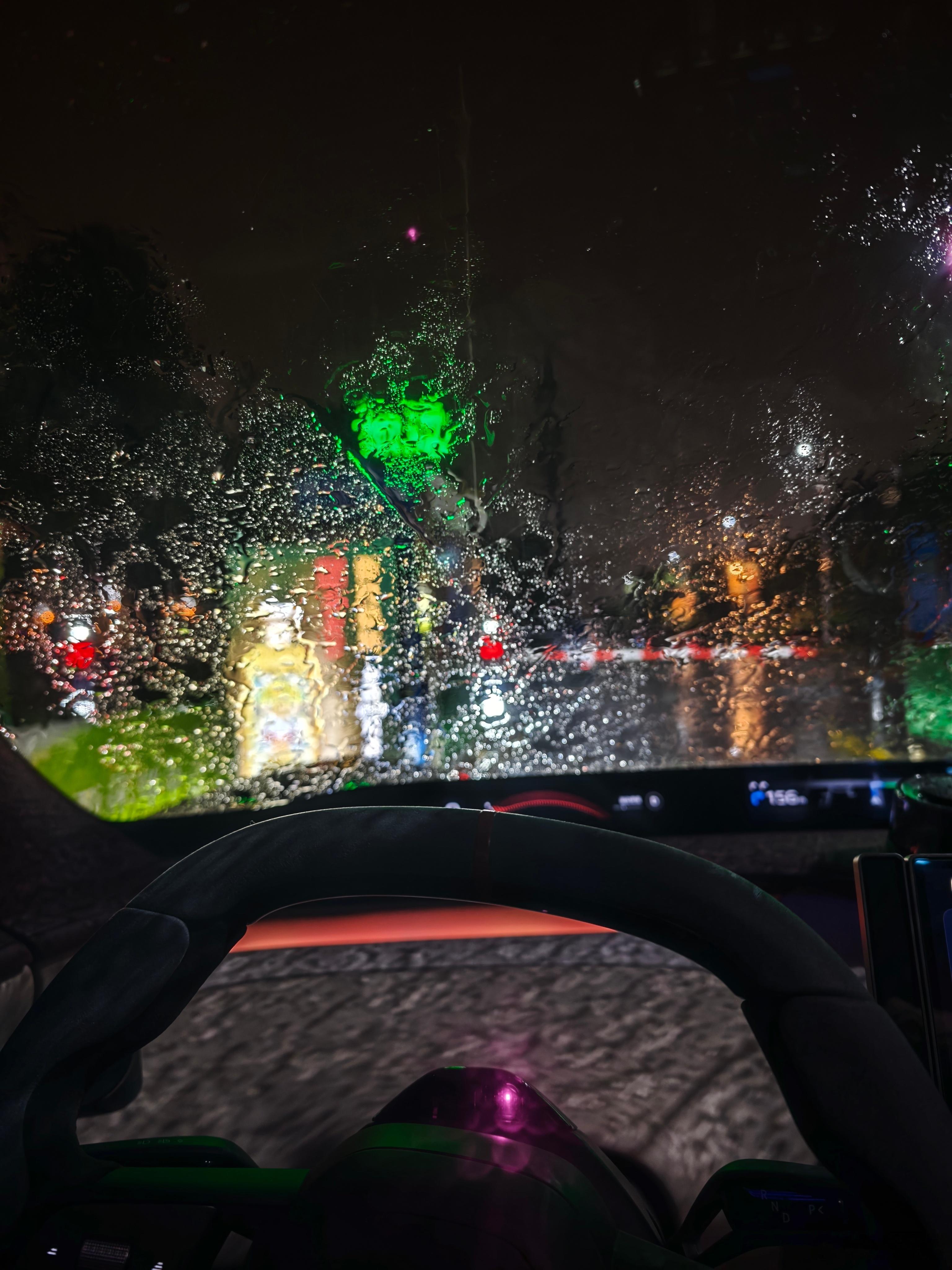 像话吗，我今天刚洗的车……办公室出来瓢泼大雨！我感觉这是一个魔咒，洗车就下雨……