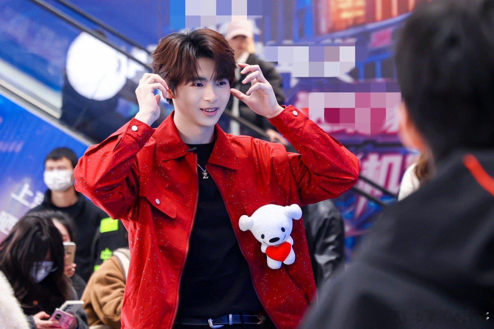 伞兵送你上分神器 被伞兵带飞的快乐谁懂？全程贴身架枪，报点控场教科书级别，躺赢还