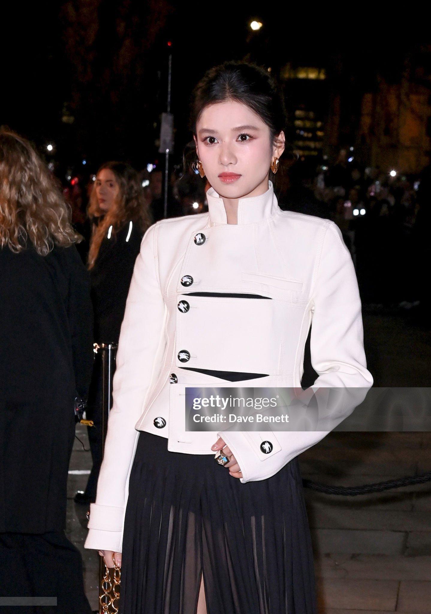 张婧仪  in  Burberry  -  London Fashion Wee