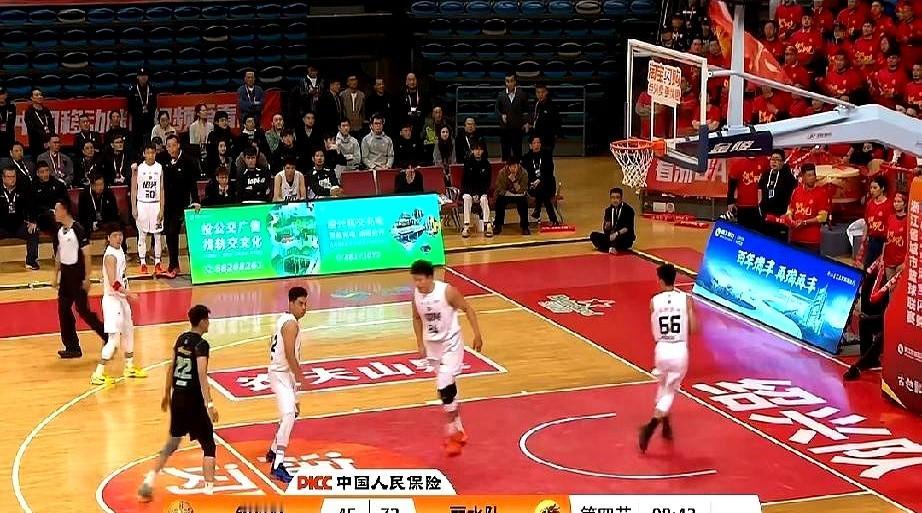 第四节开场，绍兴队主场已经落后丽水队差不多30分了。这分差大得像泼出去的水，收都