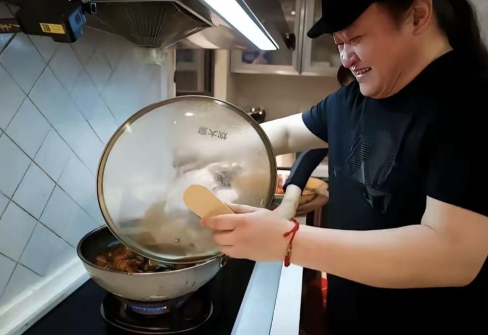 刘欢他身上这几点值得我们学习
舞台上光芒万丈，私下却十分接地气。
经常亲自下厨，